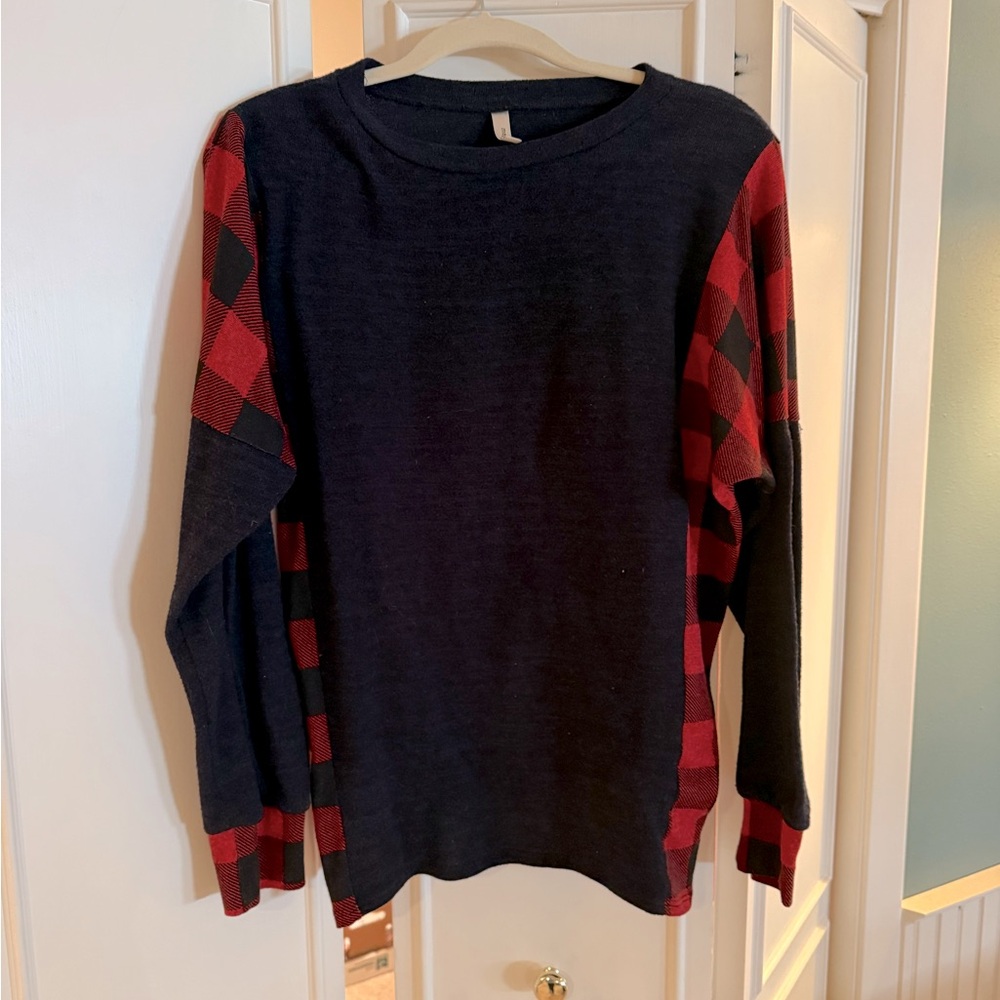 Women’s Casual Top w/ Buffalo 🦬 Check Sleeves